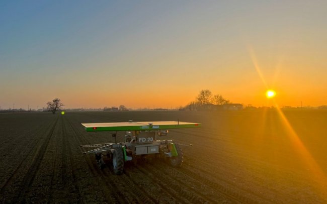 Robot Farmdroid na solární pohon.