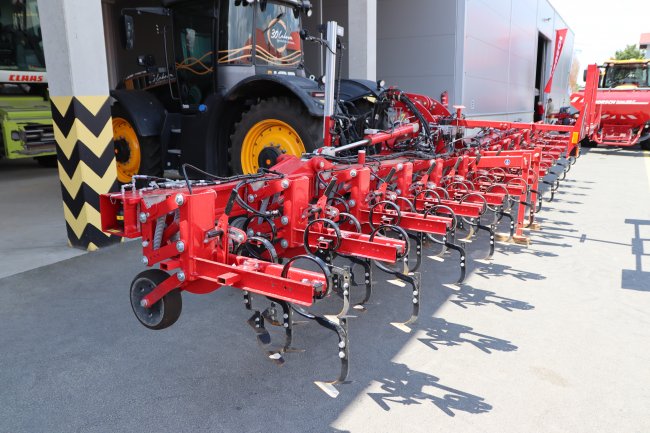 Secí stroj Horsch Maestro (s roztečí 75 cm) bude vhodně doplňovat nově pořízený meziřádkový kypřič Horsch Transformer VF s devítimetrovým pracovním záběrem a individuálním zvedáním pracovních jednotek.