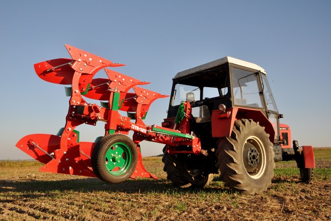 Mále oboustranné otočné pluhy reprezentuje řada AGRO-MASZ POM ve dvou a tříradličném provedení.