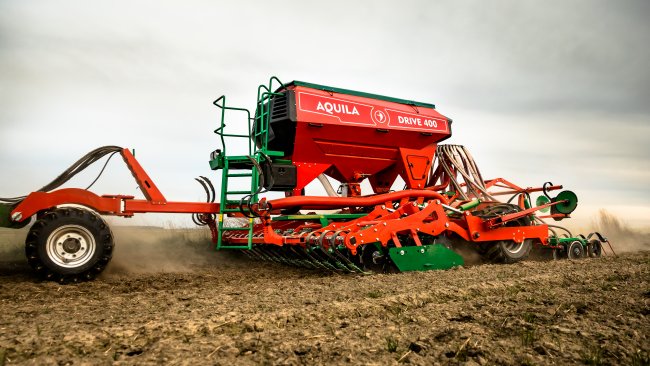 AGRO-MASZ minulý rok obohatil řadu secích strojů o nový model AGRO-MASZ Aquila Drive, který se vyrábí ve tří a čtyřmetrovém pracovním záběru.