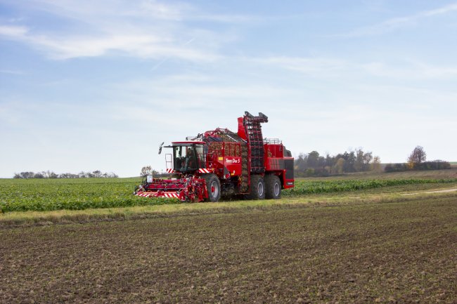 Sklízeč Holmer Terra Dos 5 je osazen motorem MTU s výkonem 652 koní (480 kW) a splňuje emisní normu Stage V.