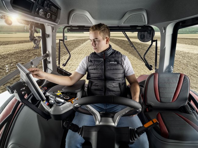 O 11 % větší prosklení znamená lepší výhled a větší bezpečnost traktoru Steyr Absolut CVT.