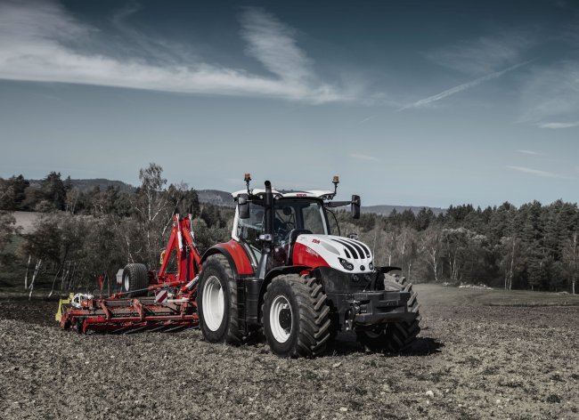 V nejnovějších traktorech Steyr Absolut CVT se kapacita nádrže na naftu zvýšila o 15 %.