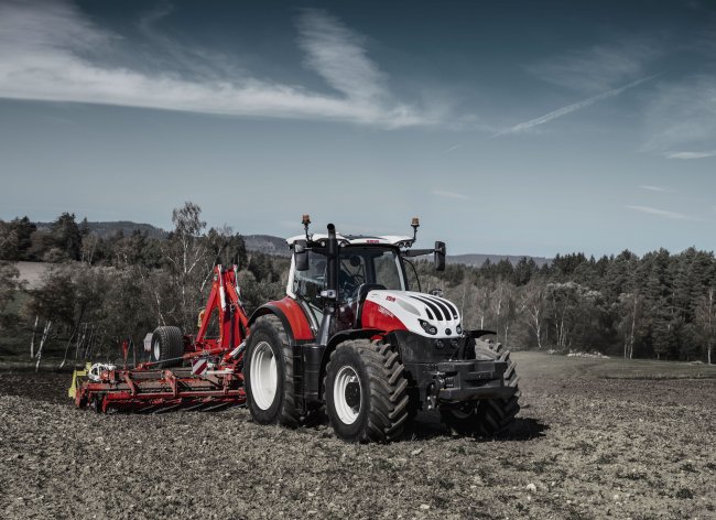 V nejnovějších traktorech Steyr Absolut CVT se kapacita nádrže na naftu zvýšila o 15 %.