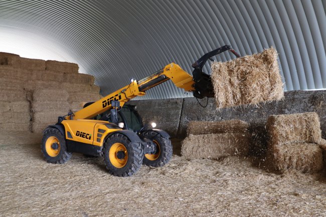 Teleskopické manipulátory modelové řady Dieci AgriFarmer se díky svým kompaktním rozměrům hodí i pro manipulaci s materiálem v uzavřeném nebo stísněném prostoru.