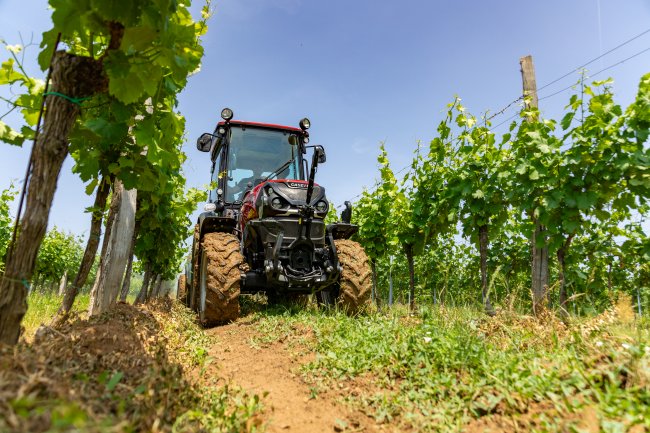 Traktor Case IH Quantum F přijel z výrobního závodu již vybaven plnohodnotným čelním tříbodovým závěsem.