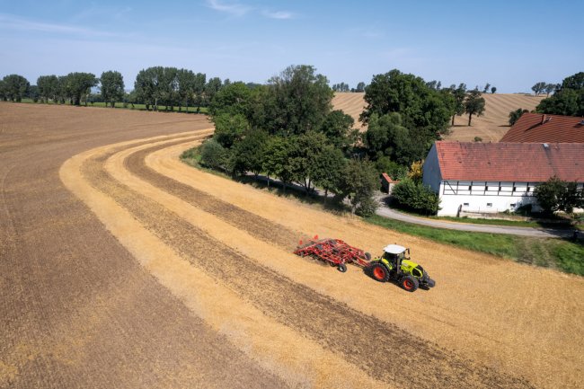 Jednou z nových funkcí terminálu CLAAS CEMIS 1200 je automatické vytváření více různých referenčních linií v rámci jednoho pole.