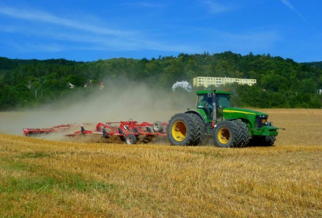 Kypřič Horsch Terrano FG se v podniku osvědčuje. Na snímku souprava zachycená v roce 2012.  V provozu je již třetí kus.