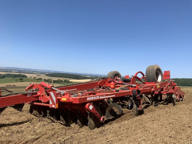 V podniku pořídili mimo jiné verzi Horsch Tiger MT se dvěma řadami disků a dvěma řadami radliček. Tato verze se osvědčuje a podle slov agronoma dokáže zpracovat všechno.