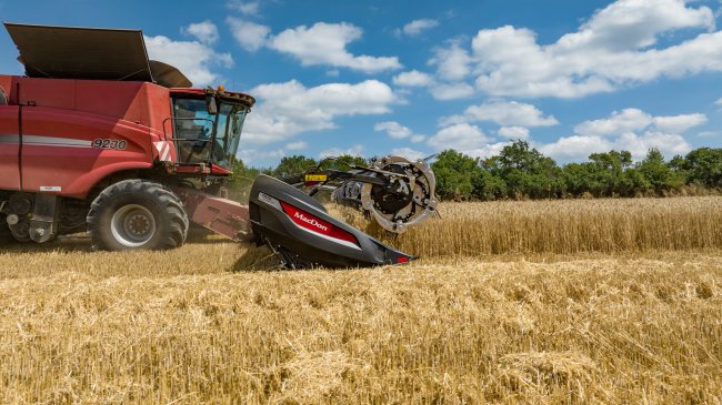 90 % hmotnosti adaptéru MacDon FD235 je díky předpětí pružin (umístěných na každé straně adaptéru) „odebráno“. Lišta tlačí na zem hmotností méně než půl tuny a zbytek hmotnosti je přenesen na sklízecí mlátičku.