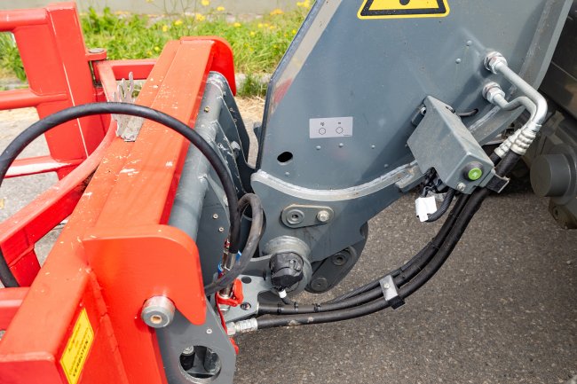 Snadné je připojení i odpojení třetího hydraulického okruhu pomocí tlačítka. Tlačítko se nachází i přímo na teleskopickém rameni.