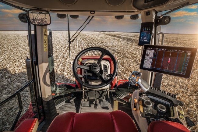 Interiér kabiny traktoru Case IH Quadtrac 715