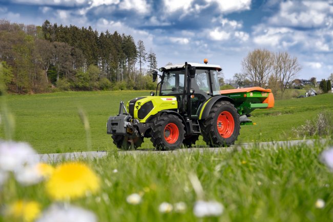 Zadní závěs u traktorů CLAAS AXOS a CLAAS ELIOS má nosnost 3 200 až 3 350 kg (v závislosti na modelu).