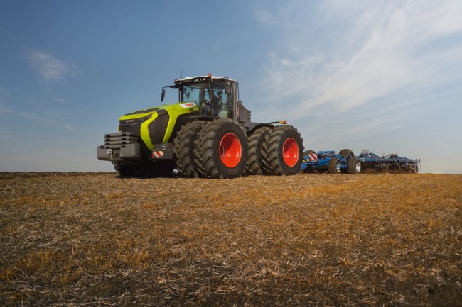 Vrcholný model Claas Xerion 12.650 váží 25,4 tuny, hmotnost lze zvýšit až na 32 tun. Pro dotížení slouží modulární závaží.