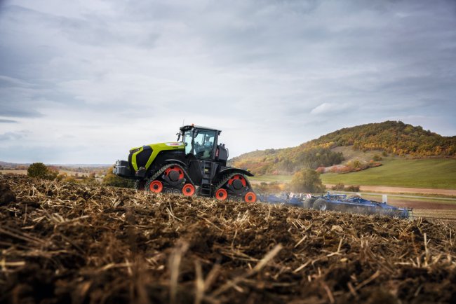 Traktor Claas Xerion 12.650 Terra-Trac bude obsluhovat český automobilový závodník Tomáš Enge!