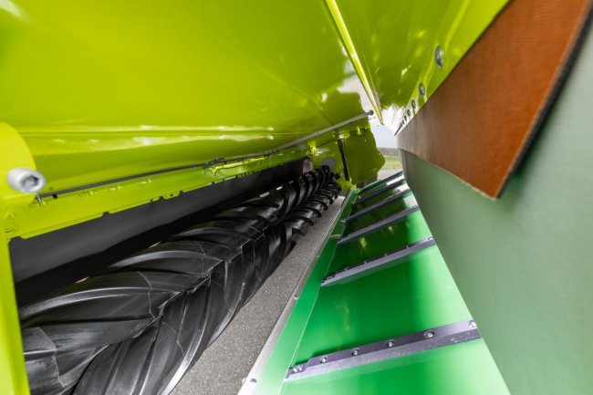 Žací kombinace CLAAS DISCO 9700 může být vybavena kondicionérem, na fotografii je válcový typ.