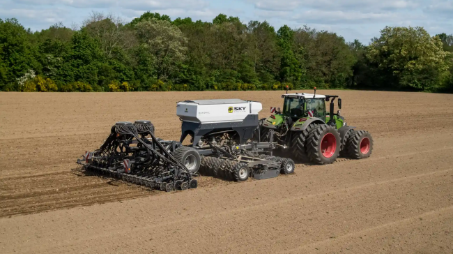 Mezi základní oblasti, ve kterých se budete se SKY-AGRICULTURE setkávat patří efektivní zpracování půdy, setí a chytré hnojení.