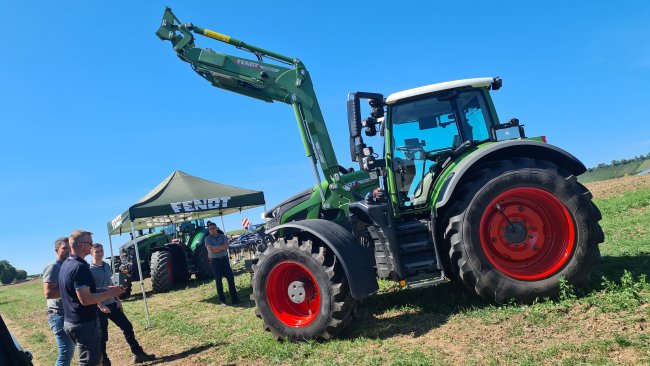 Čelní nakladač Fendt Cargo je efektivně ovládán pomocí volitelného 3L joysticku. Při práci s častými změnami směru, jako je nakládání, se projeví výhoda integrovaného zpětného tlačítka.