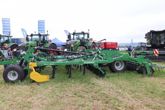 Stroj pro mělké i hluboké zpracování půdy do 35 cm zastupoval tažený model Kerner X4-460 s pracovním záběrem 4,6 metrů.