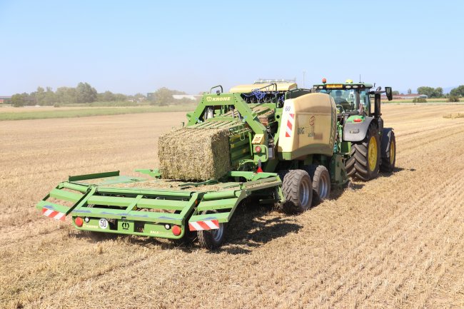 Závěrem žňové sezóny byl v družstvu zprovozněn nově pořízený lis na hranaté balíky Krone BigPack 1290 XC s vozíkem Krone BaleCollect, který dodala společnost BV-Technika a.s.