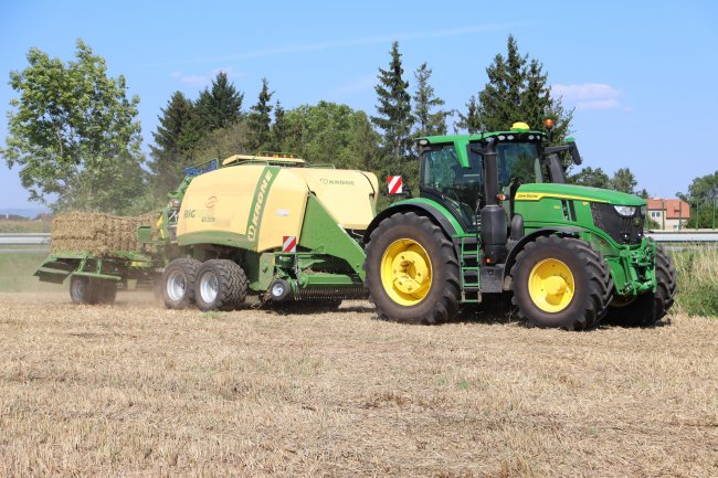 ZD Unčovice je díky této soupravě, tvořené z traktoru John Deere 6R 250 a lisu na hranaté balíky Krone BigPack 1290 XC v lisování hranatých balíků téměř soběstačné.