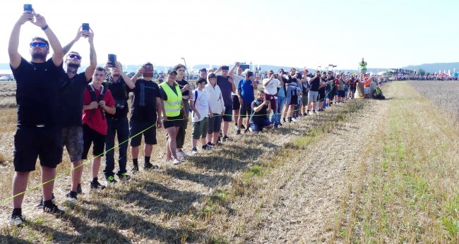 Stroje v pšeničném poli zabraly šíři 84,25 metrů, čemuž přímo z okraje pole přihlížely stovky a stovky fotografujících a video natáčejících diváků.