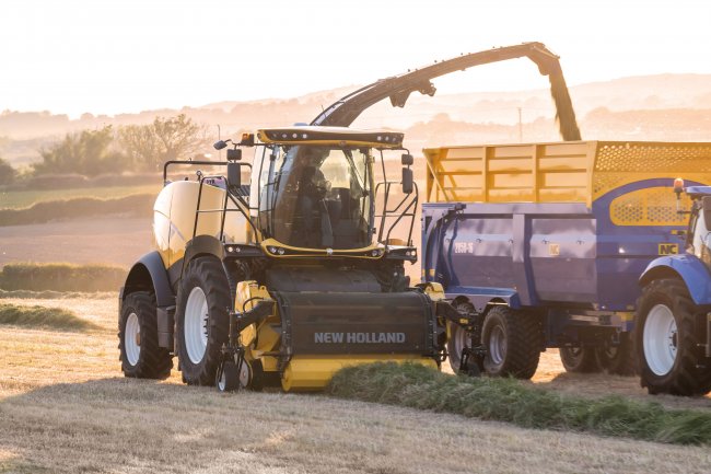 Sběrač New Holland UltraFeed, který je představen v pracovních záběrech 3, 3,5 a 4,0 metry.