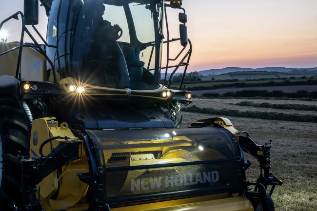 Průhledná mřížka sběrače New Holland UltraFeed poskytuje jasný přehled o toku plodiny do sběrače a LED diody osvětlují šnek a podávací válce za špatných světelných podmínek.