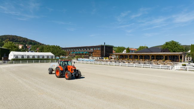 Dva traktory Kubota M7 se uplatňují při práci na zemědělských pozemcích a údržbě jezdeckého areálu.