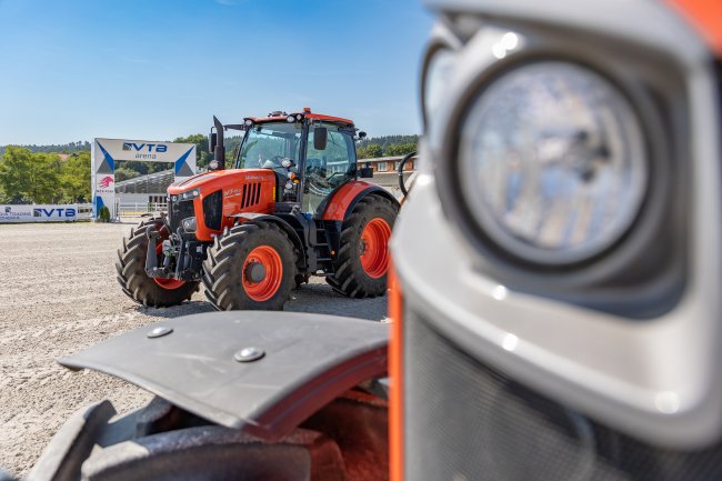 Traktory Kubota M7 jsou osazeny čtyřválcovým motorem vyhovujícím emisní normě Stage V.