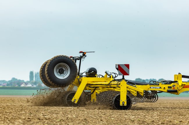 Systém hydraulického přítlaku zaručuje rovnoměrné rozložení hmotnosti mezi jednotlivé sekce.