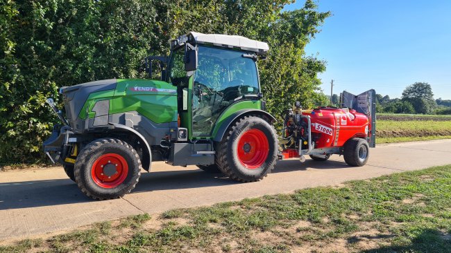 Model Fendt e107 V Vario byl vyvinut pro použití ve vinicích, sadech, sklenících nebo také komunální sféře.