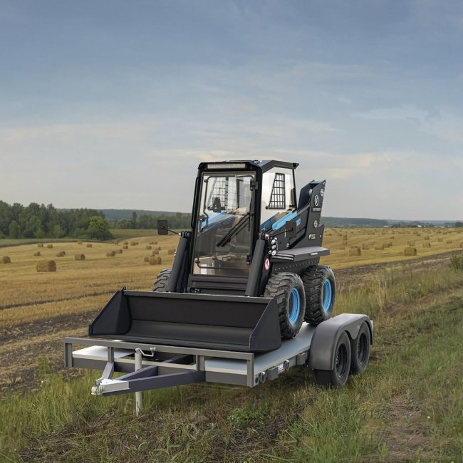 Vzhledem k provozní hmotnosti nakladače 2 800 kg lze model FIRSTGREEN Elise 700 převážet na podvalníkovém návěšu za dodávkou. Ilustrační foto.