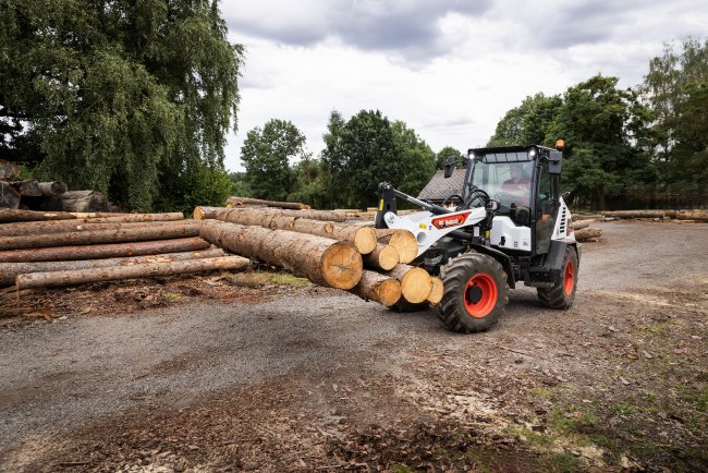 Kabina nakladače Bobcat L95 nabízí plnou ochranu obsluhy díky konstrukci FOPS úrovně II a usnadňuje nastupování a vystupování z kabiny v podobě dvou schůdků.