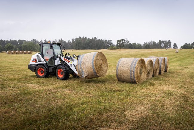 Stroj Bobcat L95 je rovněž vybaven automatickou parkovací brzdou a funkcí asistenta rozjezdu do kopce.