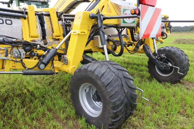 Každé transportní kolo pásového shrnovače Kverneland ROC RS 1000 má vlastní systém odpružení – funguje i při transportu stroje.