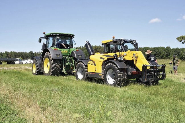 Testování tažné síly dezénu Continental CompactMaster EM na travnaté podložce. Oproti „šípové variantě“ byly naměřeny záběry vyšší o 4,9 až 6,1 %! Foto: Jiří Hejhálek.