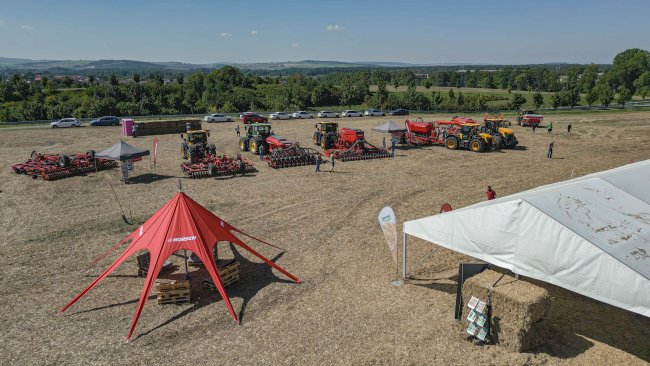 Některé stroje Horsch přijely v agregaci s traktory JCB Fastrac 4000 a JCB Fastrac 8000 iCON.