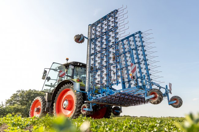 Při přepravě se pruty bran Lemken Thulit automaticky sklápějí, což zvyšuje úroveň bezpečnosti.