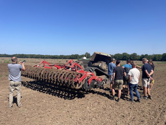 Dosavadní zkušenosti s robotem AgXeed AgBot 5.115T2 na farmě jsou pozitivní.