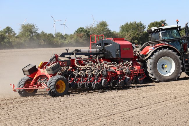 Secí stroj Väderstad Proceed V je také schopen dávkovat hnojiva (nebo směsi osiva) z čelního zásobníku (pokud je jím traktor vybaven). Dávkovací potrubí umisťuje hnojivo k osivu, do meziřádku lze umístit krycí plodinu.