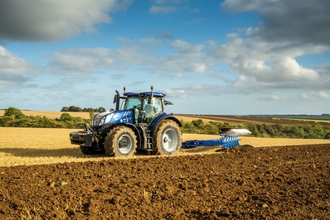 Traktor New Holland T7.340 HD  pohání motor FPT Industrial ECOBlue HI-eSCR 2 NEF (Stage V).