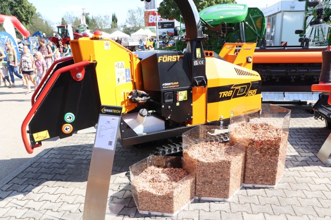 Návštěvníkům byla v průhledných plastových boxech prezentována štěpka od nejmenší velikosti po největší, kterou je možné na stroji nastavit.