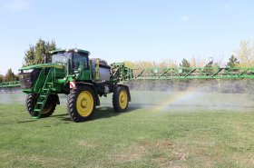 Jak pracuje postřikovač John Deere 612R s technologií See & Spray Select, která přináší až 77 % úsporu herbicidů?