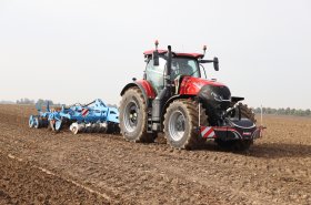 BV-Technika předvedla nejnovější traktory Case IH přímo na poli. Zájemci si je mohou zapůjčit na farmu