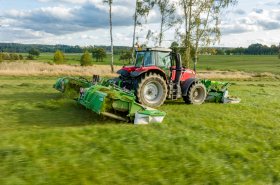 Žací trojkombinace SaMASZ na farmě Bezouškových ušetřila jednu pracovní operaci