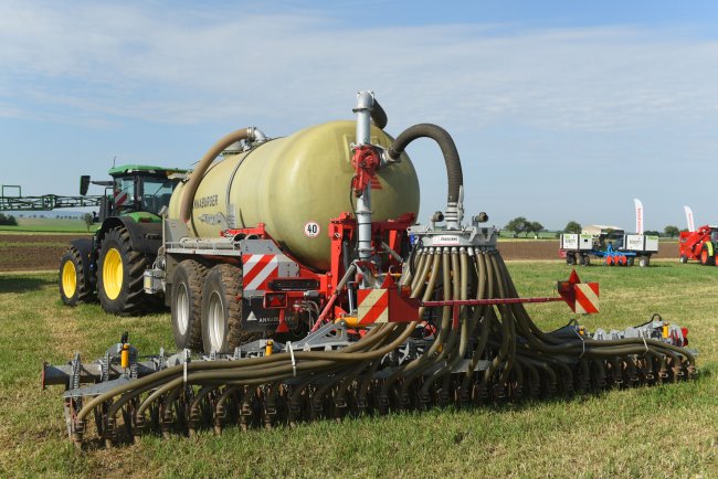 Aplikační cisterna Annaburger s aplikátorem Vredo.