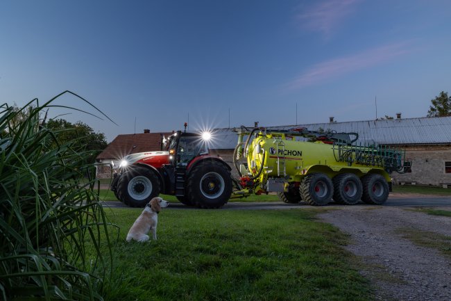 Cisterna Pichon je agregována s traktorem Steyr Terrus 6300 CVT o výkonu 300 koní.