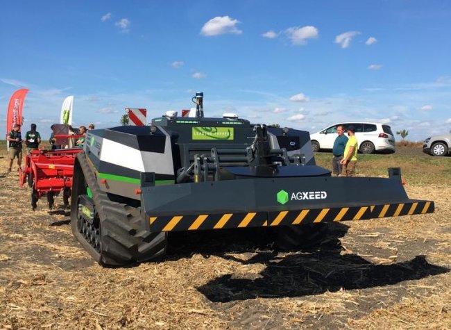 Robot AgXeed AgBot 5.115T2 je osazen celou řadou bezpečnostních prvků a kamerami.