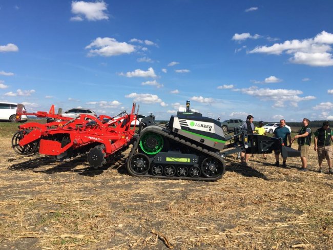 Robot AgXeed AgBot 5.115T2 se po poli pohybuje pomocí dvou pásových jednotek, u kterých lze nastavit rozchod v rozmezí od 1 800 až 3 200 mm. Šířka pásů může být 300 až 900 mm.